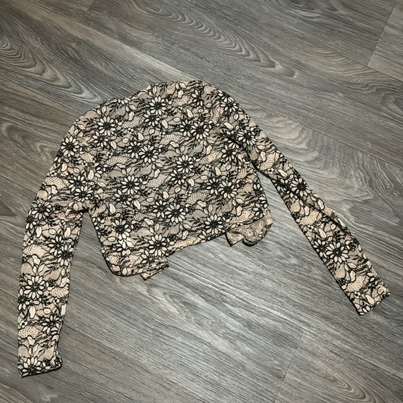 Flirty Floral Lace Tie Front Crop Top - Picture 6 of 6